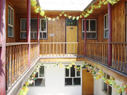 ������һ�����ɾӶȼٴ�Ժ����ɫ