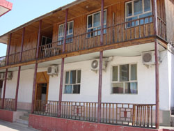 ������һ�����ɾӶȼٴ�Ժ����ɫ